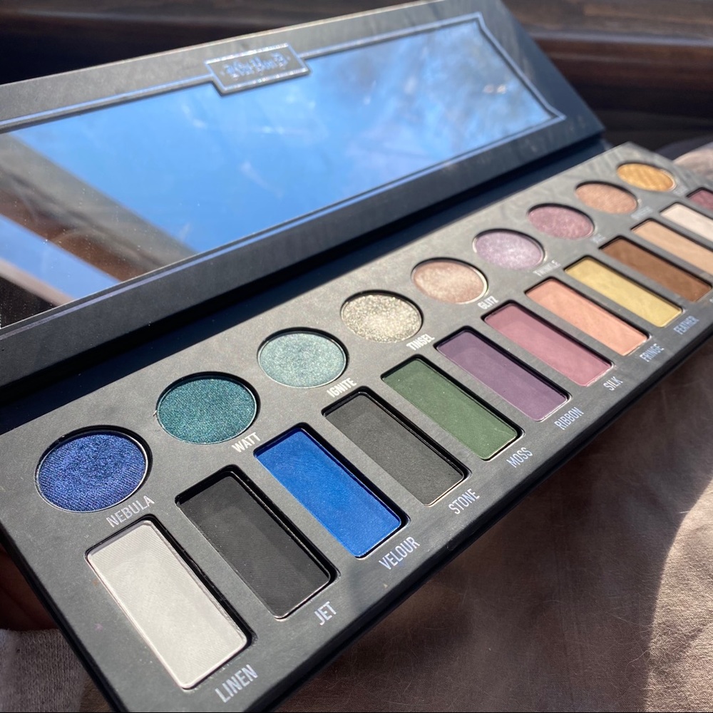 Kat Von D Metal Matte 22 Shadow Palette - Retired